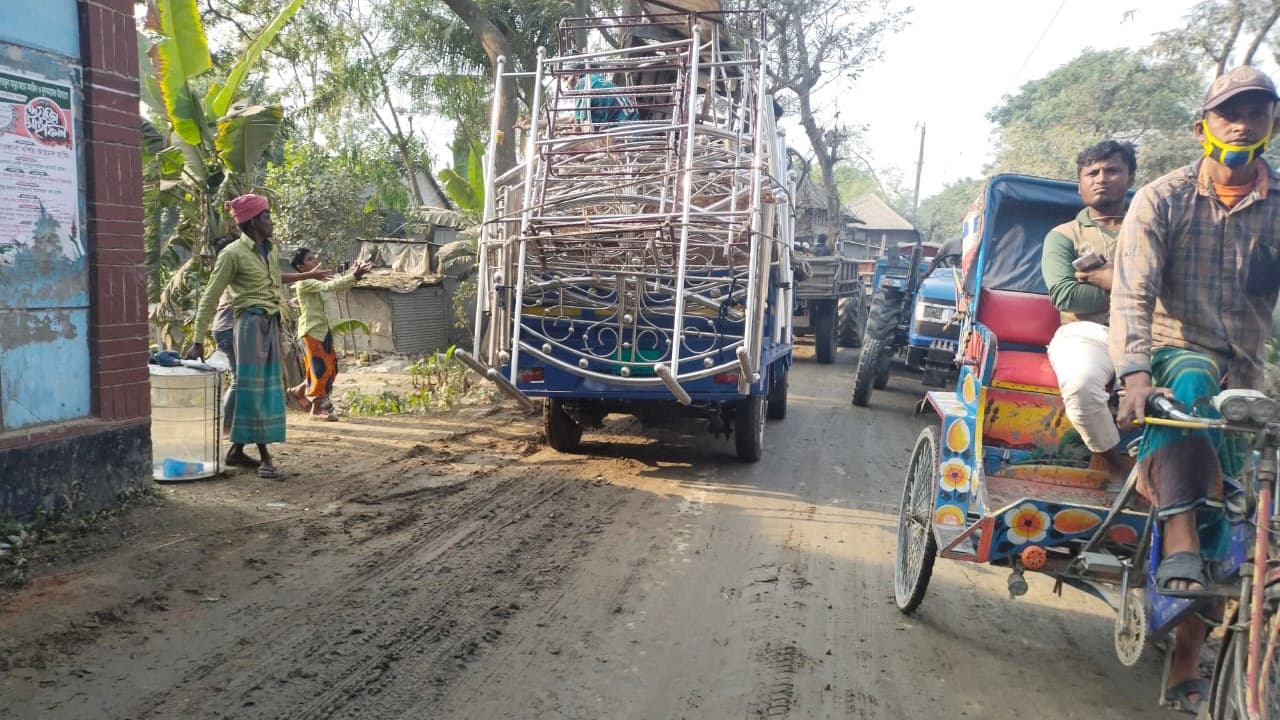 পাকা রাস্তায় মাটির স্তর নিয়ন্ত্রণ হারাচ্ছে যান