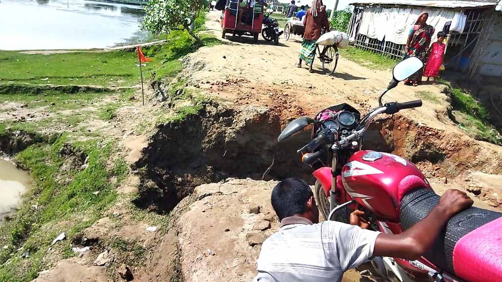 সরিষাবাড়ীতে সেতুর সংযোগ সড়ক ভেঙে যাওয়ায় দুর্ভোগে ১০ গ্রামের মানুষ