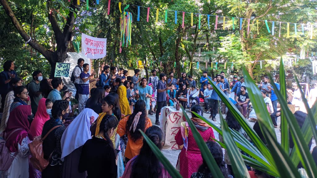 মূল ক্যাম্পাসে ফিরতে চান চারুকলার শিক্ষার্থীরা, ক্লাসবর্জন করে ফটকে তালা