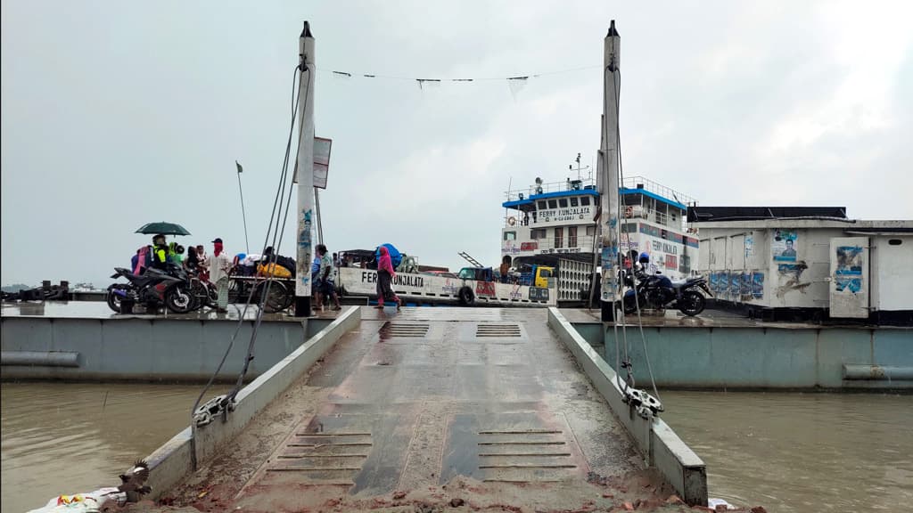 সংঘর্ষের সময় ফেরি দুটির লাইট ছিল বন্ধ, ঘুমাচ্ছিলেন প্রধান মাস্টার