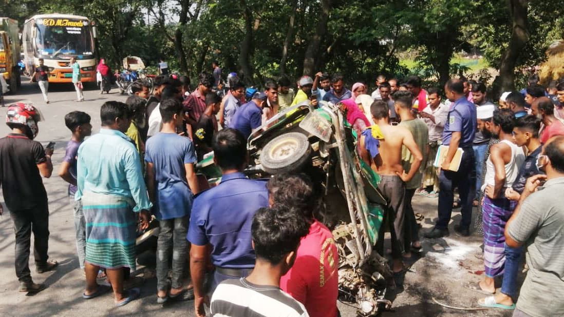 কুমিল্লায় অটোরিকশায় বাসের ধাক্কা, শিশুসহ নিহত ৪ 