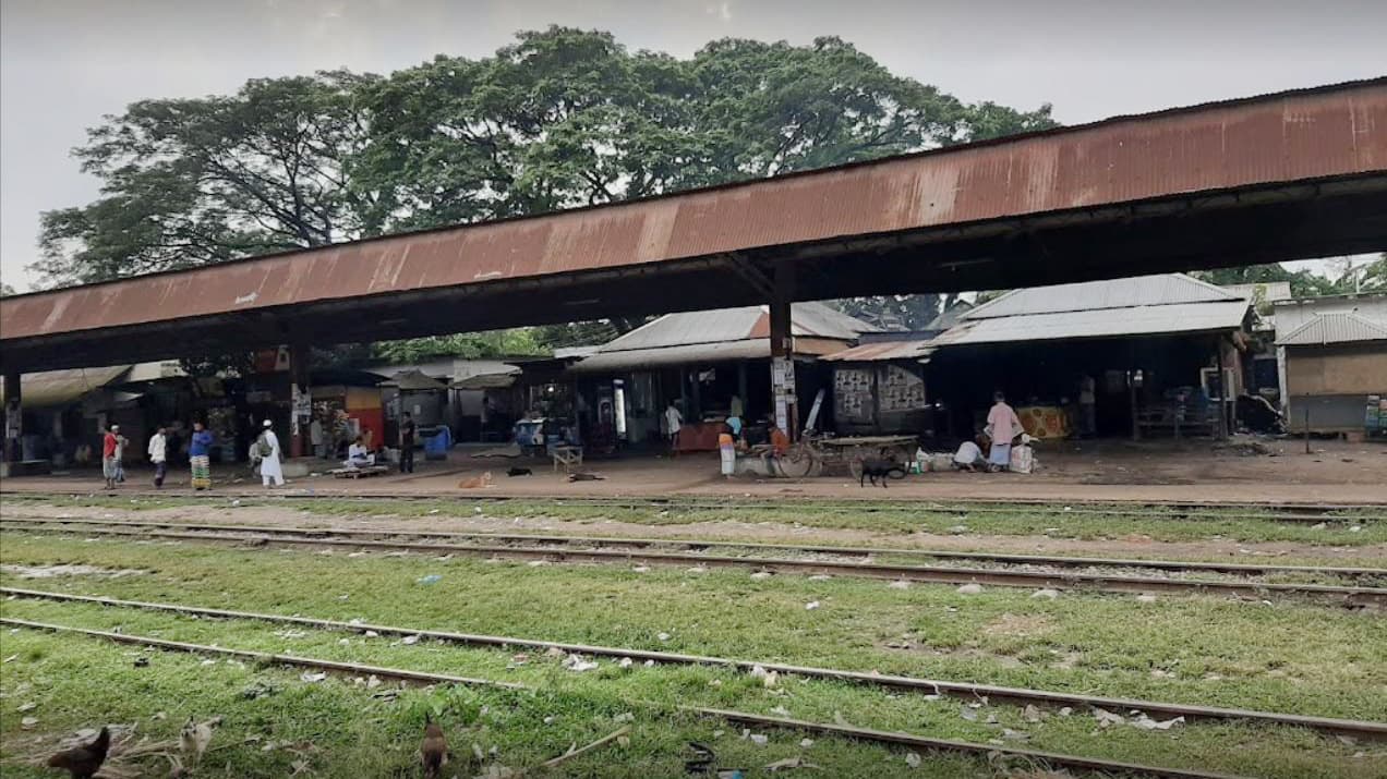 ঘুরতে আসা ৪ তরুণ-তরুণীকে তুলে নিয়ে ফোন টাকা ছিনতাই