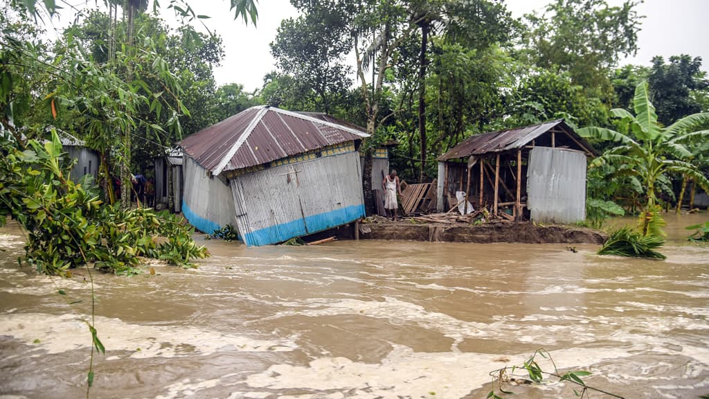 আকস্মিক পানি বৃদ্ধি  বিলীন হাজারো বাড়ি