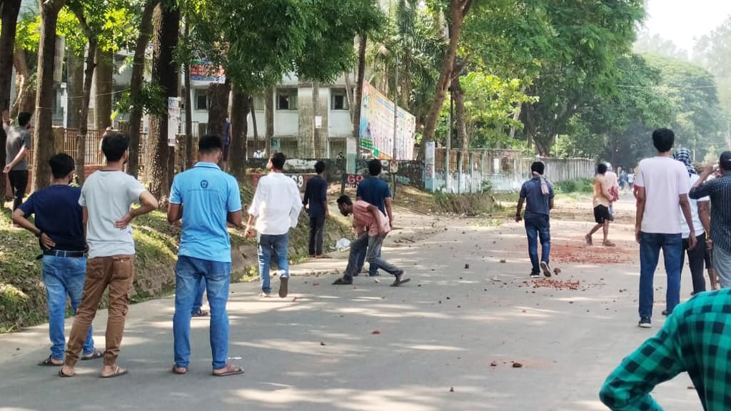 তুচ্ছ ঘটনায় চবিতে ছাত্রলীগের দুই গ্রুপের সংঘর্ষ, প্রক্টরসহ আহত ১২ 