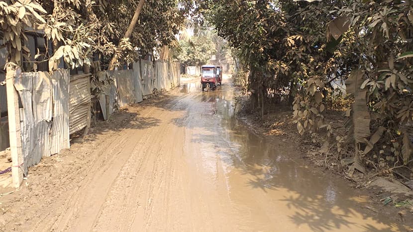 গাড়ির মাটি পড়ে সড়কে কাদা