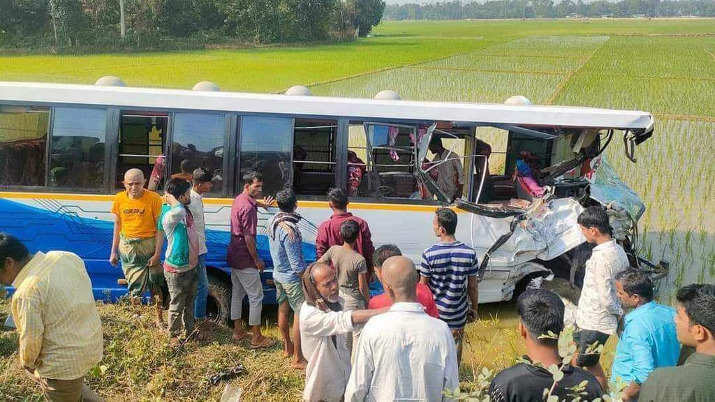 চকরিয়ায় বাস-পিকআপ সংঘর্ষ, নিহতের সংখ্যা বেড়ে ৪