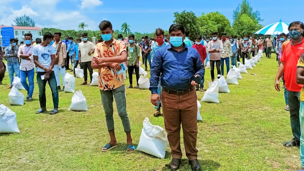 কর্মহীন পর্যটনসেবীরা পেলেন প্রধানমন্ত্রীর উপহার