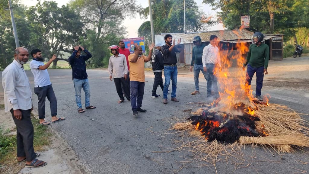 অবরোধের সমর্থনে তানোরে বিএনপির পিকেটিং