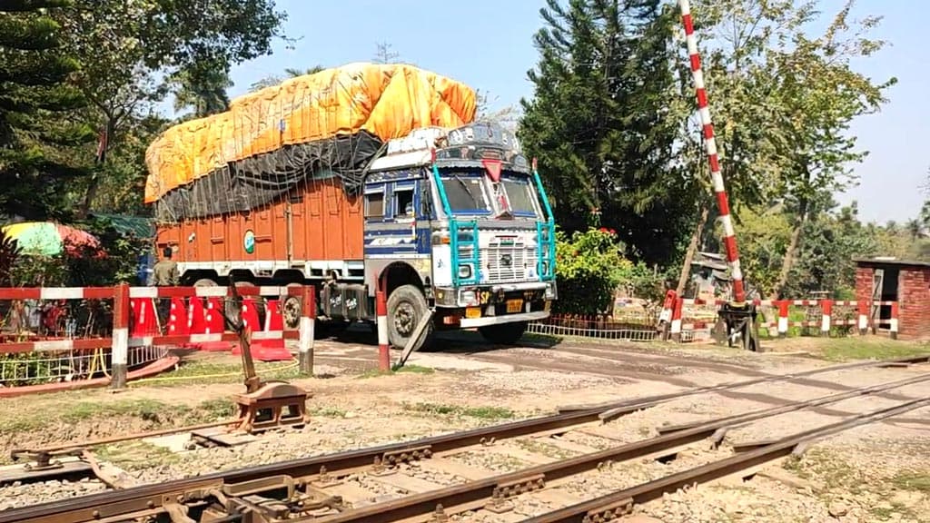 এক দিন বন্ধের পর হিলি স্থলবন্দর দিয়ে আমদানি-রপ্তানি চালু