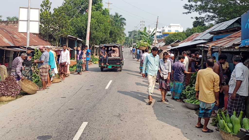 সড়কের পাশে সবজির হাট