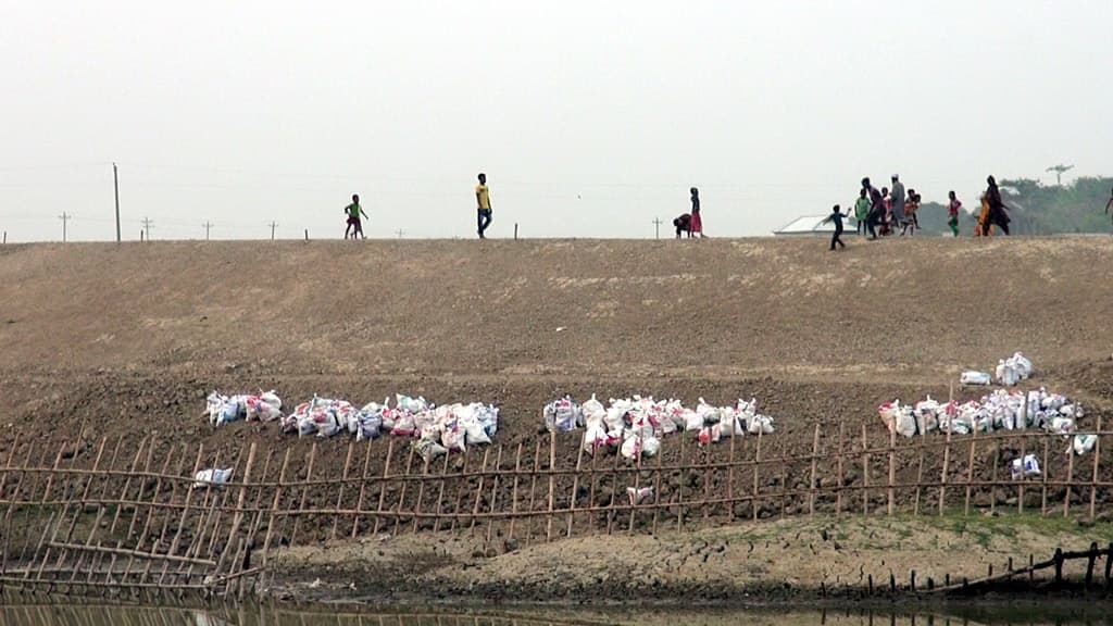 চলছে বাঁধ টেকসই করারকাজ, স্বস্তিতে কৃষক