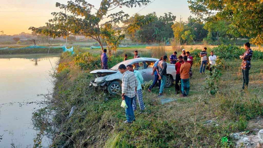 ঈশ্বরগঞ্জে পথচারীকে বাঁচাতে গিয়ে প্রাইভেটকার পুকুরে, নিহত ২