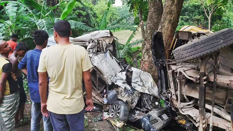 বড়াইগ্রামে ট্রাক-মাইক্রোবাসের মুখোমুখি সংঘর্ষে চালকসহ নিহত ২