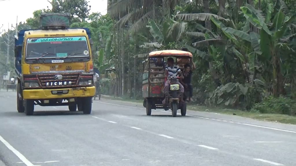 মহাসড়কে তিন চাকার যান, বাড়ছে দুর্ঘটনা