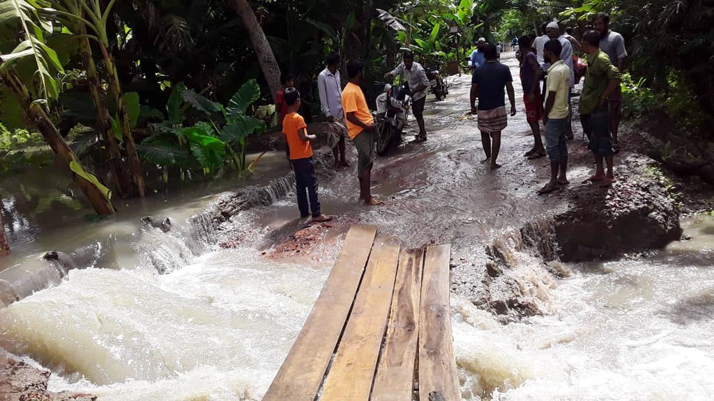 জোয়ারের পানিতে নিম্নাঞ্চল প্লাবিত, বৃষ্টিতে স্থবিরতা