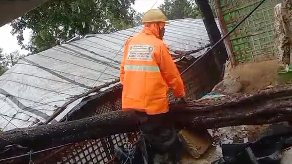 কক্সবাজারে রোহিঙ্গা শিবিরে ১ হাজার ৩৬০টি ঘর ক্ষতিগ্রস্ত 