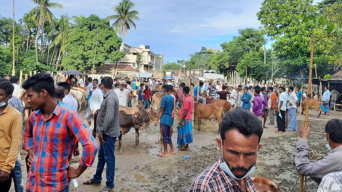 ‘কোটি টাকায় ইজারা নিয়েছি, হাট কেন বন্ধ রাখবো?’