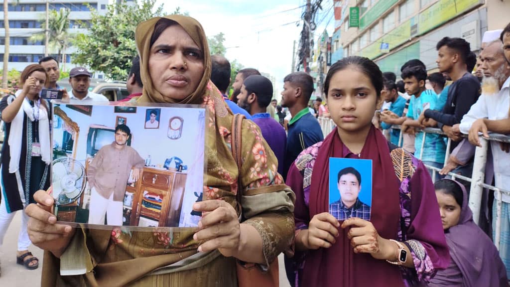 নিখোঁজদের সন্ধান পেতে ডিজিএফআই কার্যালয়ের সামনে স্বজনদের ভিড় 