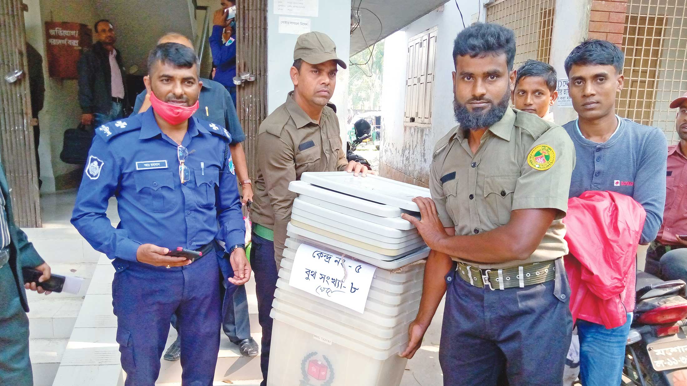 কেন্দ্রে পৌঁছেছে সরঞ্জাম, ব্যালট পৌঁছাবে সকালে