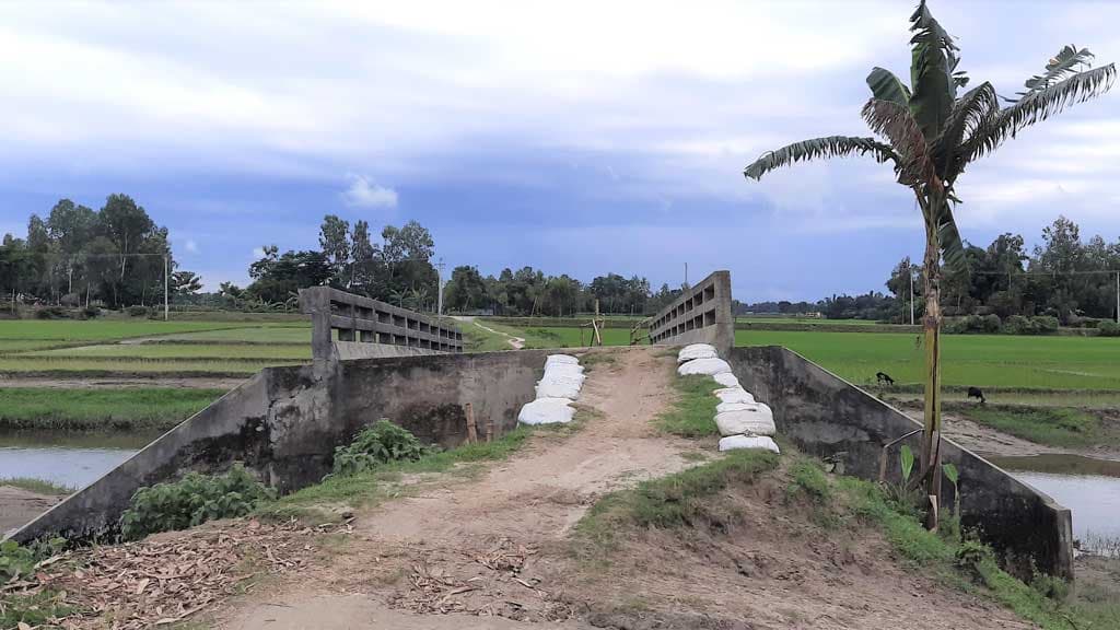 সংযোগ সড়ক ধসে যাওয়া দুর্ভোগে পাটগ্রামের ১৫ গ্রামের মানুষ