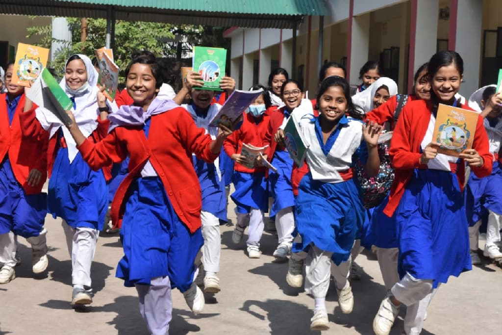 হোমনায় দুই মাস পরেও সব বই পায়নি শিক্ষার্থীরা