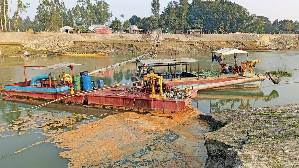 নদী খননের বালু জমিতে স্তূপ, বাধা দেওয়ায় হুমকি