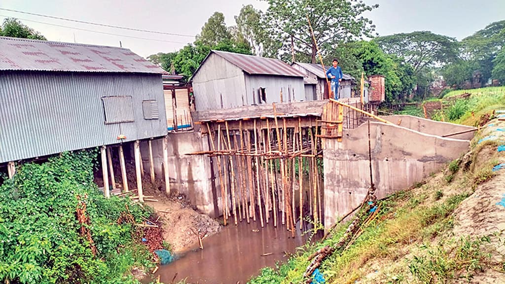 অপরিকল্পিত কালভার্ট নির্মাণ পানিপ্রবাহ বন্ধের আশঙ্কা