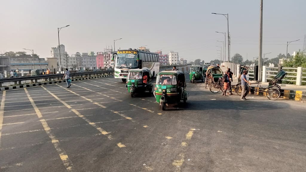 হরতালে দক্ষিণ অঞ্চলের পরিবহন চলাচল সীমিত, ভোগান্তি যাত্রীদের