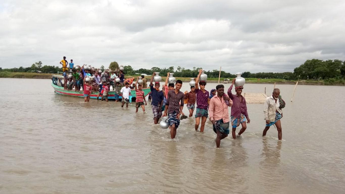 সাটুরিয়ায় সেতুর অভাবে চরম ভোগান্তিতে ৪ উপজেলার লক্ষাধিক মানুষ