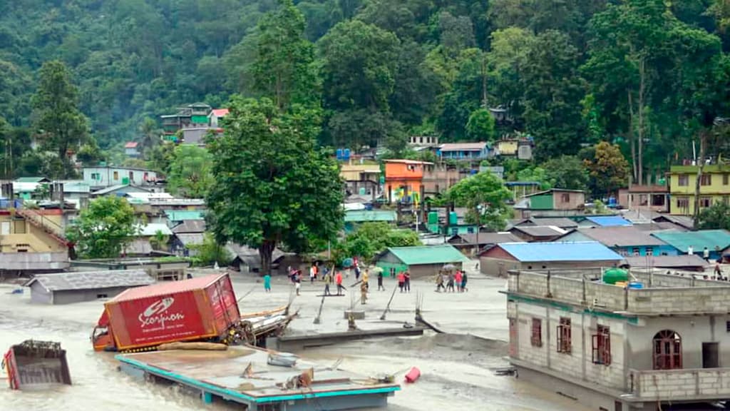 পর্যটকদের সিকিম ভ্রমণ স্থগিত রাখতে বলল সরকার