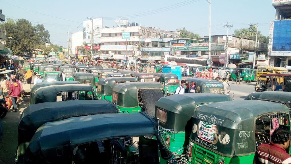 ধর্মঘটে লাভ অটোচালকদের