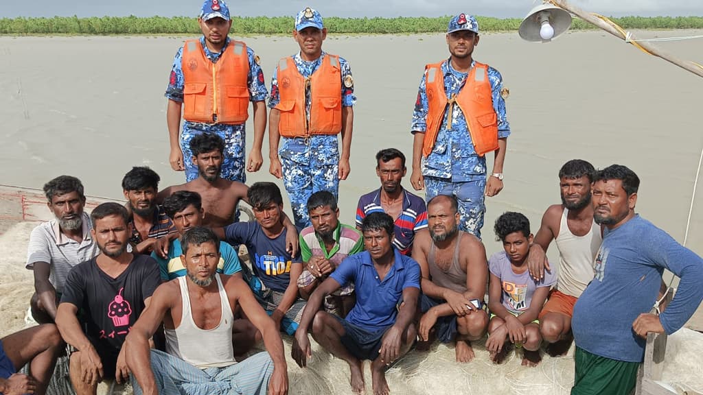 হাতিয়ায় মাছ ধরার ৪ ট্রলারডুবি, এখনো নিখোঁজ ১ জেলে