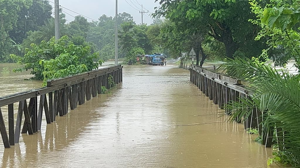 পাহাড় ধস ও নদীর পানি বেড়ে খাগড়াছড়ি-লংগদুর যোগাযোগ বন্ধ