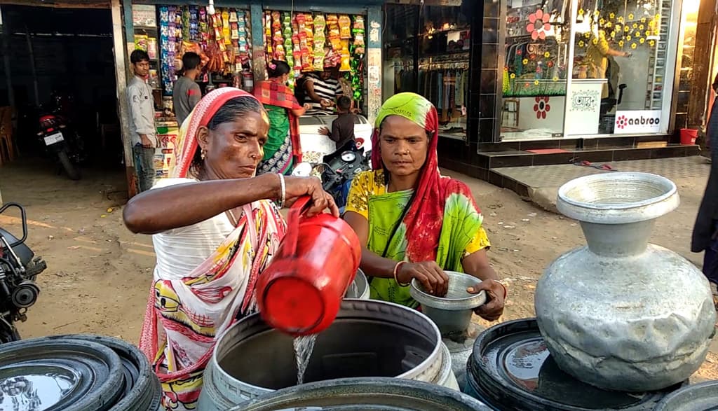 পানি জীবন, পানিতেই জীবিকা দুই নারীর