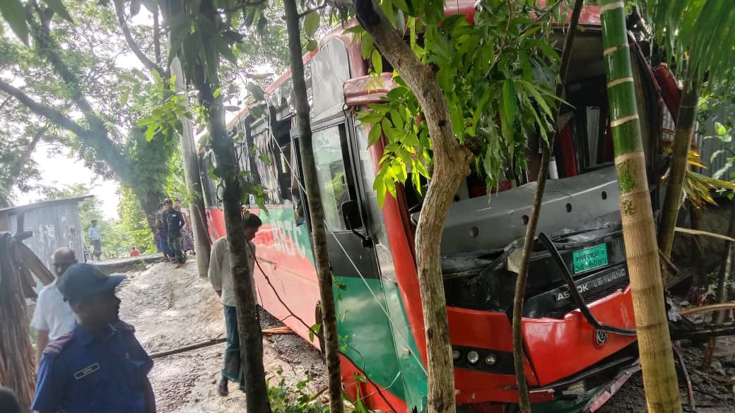 ভোর রাতে বাড়ির ভেতর বিআরটিসি বাস, অল্পের জন্য প্রাণরক্ষা