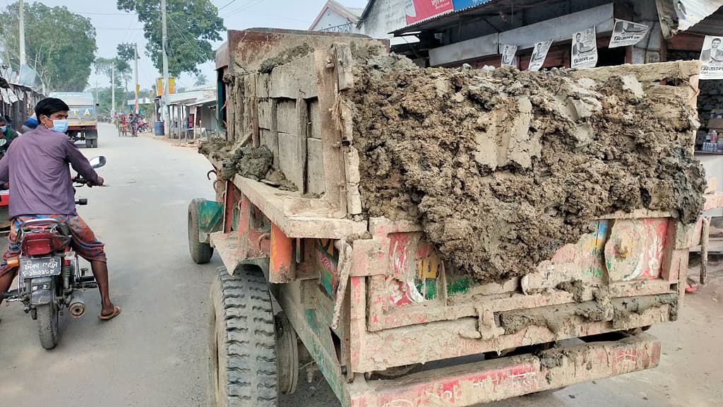 দৌরাত্ম্য কমেনি নিষিদ্ধ যানের, বেড়েছে ভোগান্তি