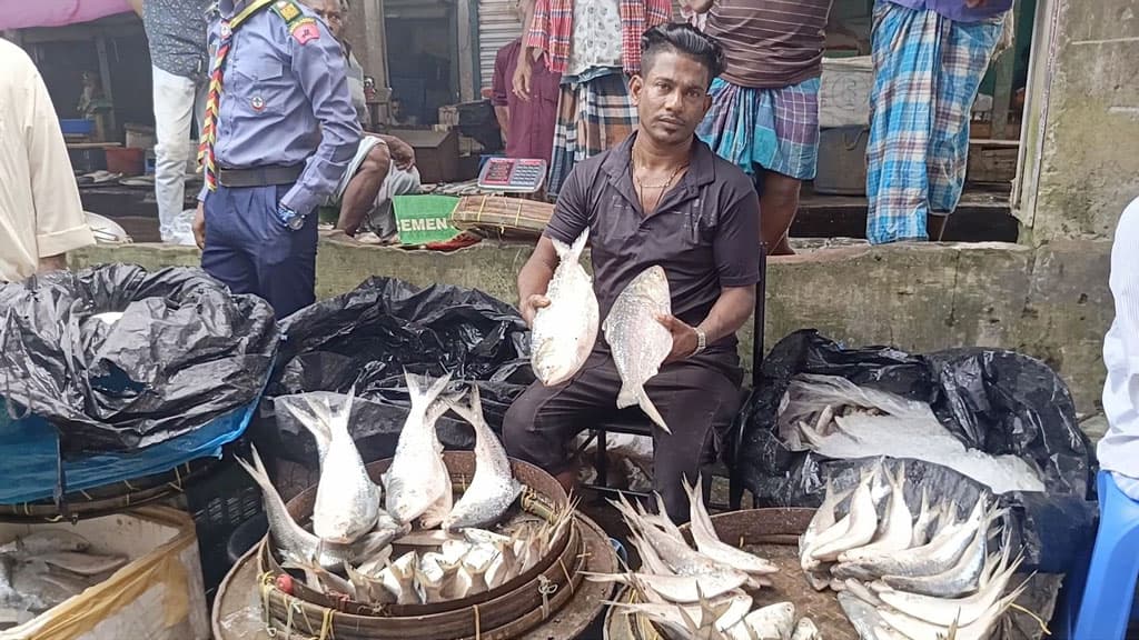 নিষেধাজ্ঞার প্রথম দিনে চলছে ইলিশের বেচা বিক্রি