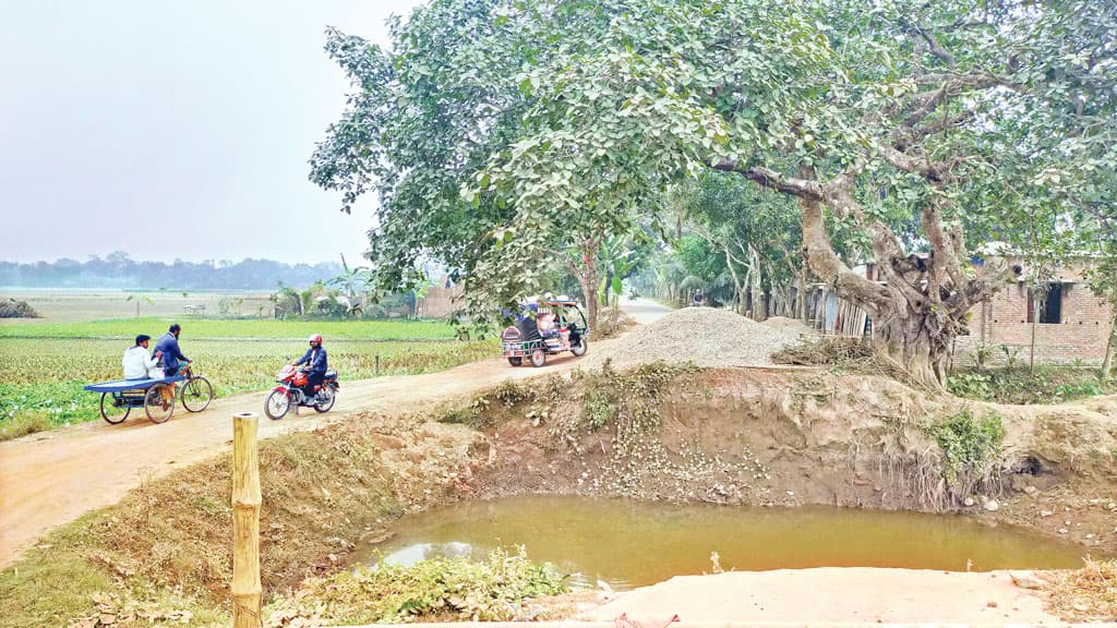 সেতুর কোনো খোঁজ নেই রাস্তার ওপর ‘পুকুর’