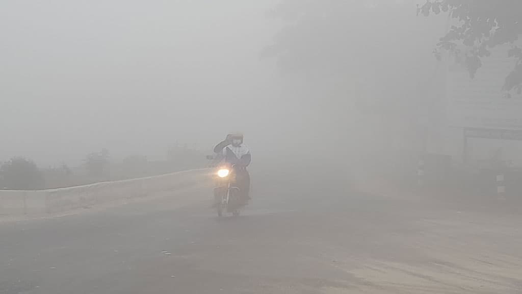 নীলফামারীতে মৃদু শৈত্যপ্রবাহ ও ঘন কুয়াশায় জনজীবনে স্থবিরতা