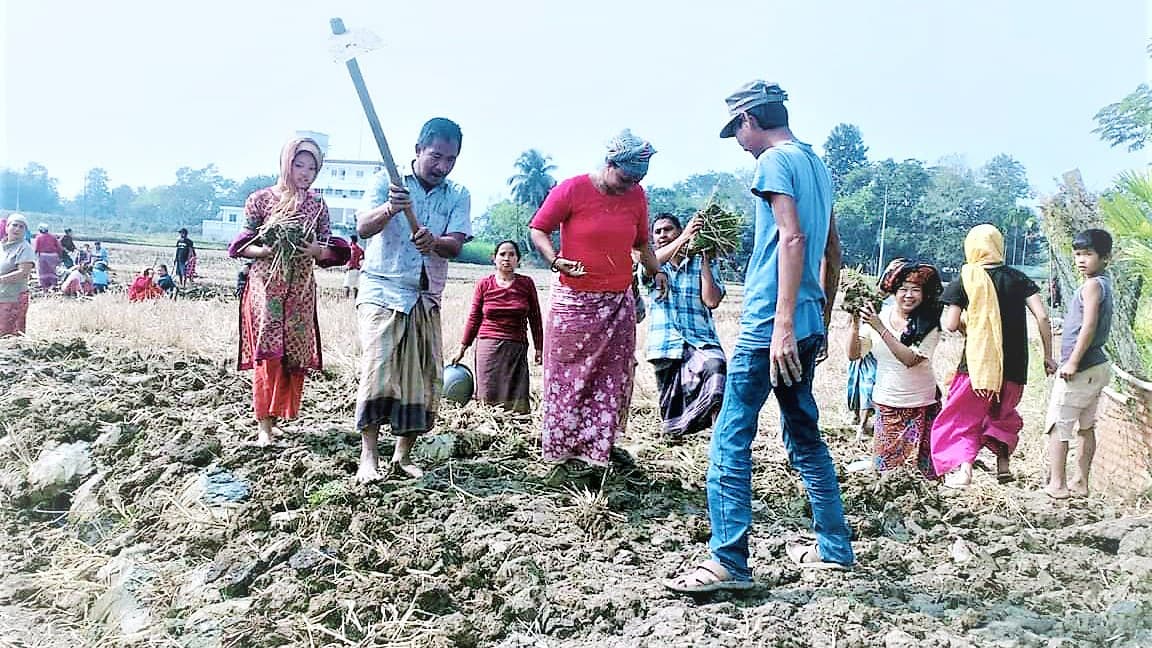 স্বেচ্ছাশ্রমে নির্মাণ শ্মশানের রাস্তা