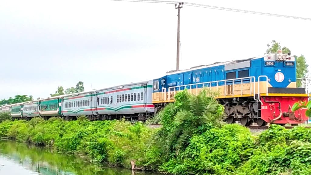 ইঞ্জিন বিকল হয়ে সান্তাহার-পঞ্চগড় রুটে দেড় ঘণ্টা ট্রেন চলাচল বন্ধ