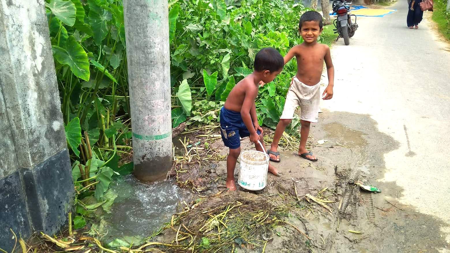 এক সপ্তাহ ধরে পাইপ ফেটে বের হচ্ছে পানি