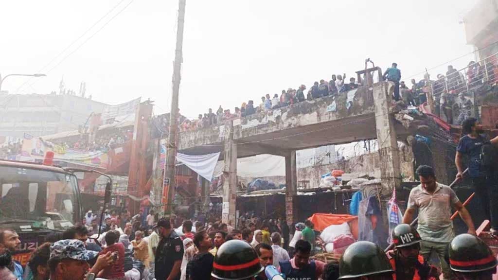 ফুটওভার ব্রিজ থেকে আগুন লাগার বিষয়টি গুজব: ডিএসসিসি