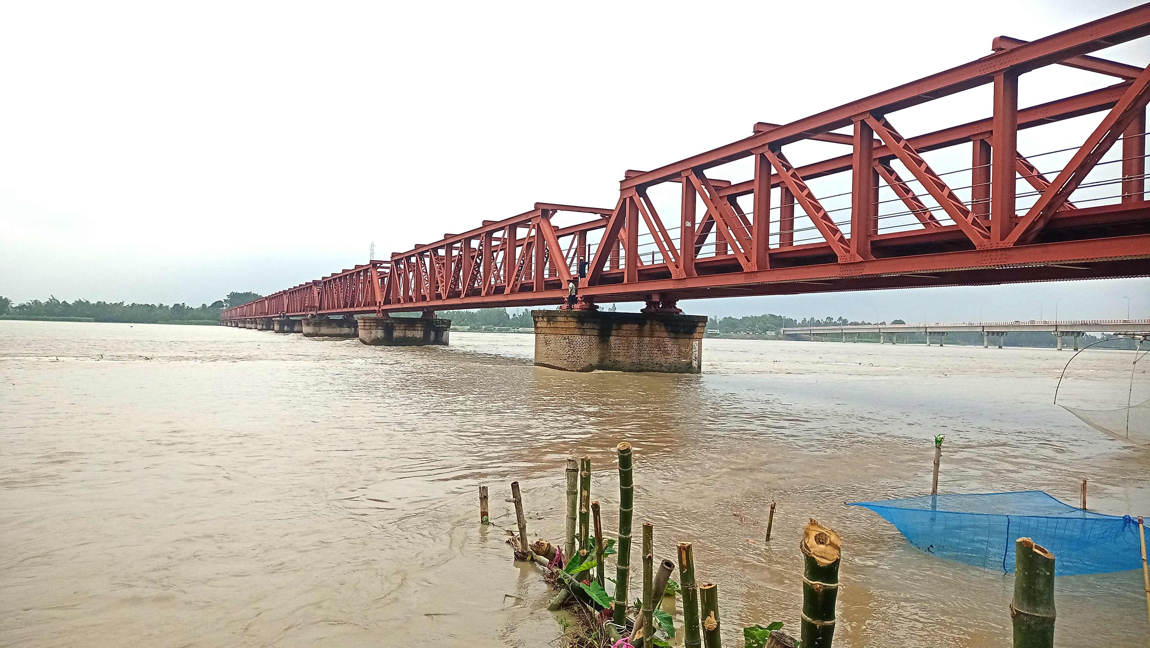 কাউনিয়ায় বিপৎসীমার ওপরে তিস্তার পানি, ভাঙনের মুখে বসতভিটা