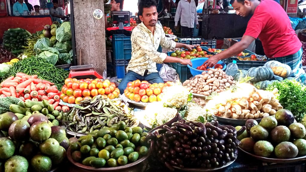 বিপাকে মধ্যবিত্ত মানুষও