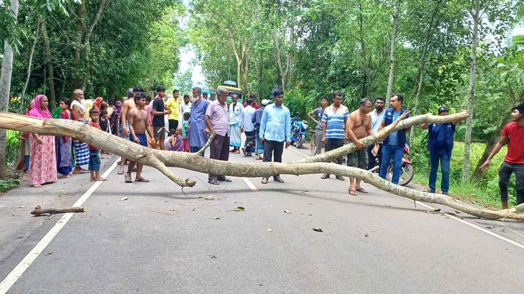 স্কুল নির্মাণে অরক্ষিত বিদ্যুতের তারে জড়িয়ে নিহত নারী, সড়ক আটকে বিক্ষোভ