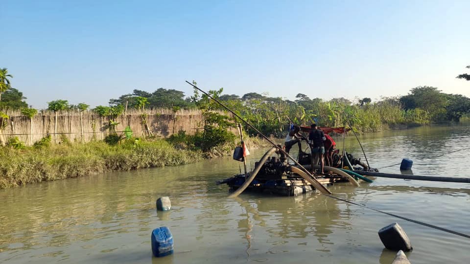 কালিজিরা নদীর বালু তুলে আশ্রয়ণের জমি ভরাট