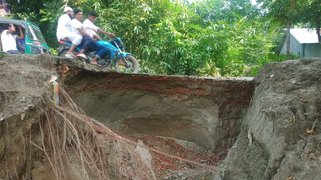 হোমনায় বেহাল সড়কে ঝুঁকি নিয়ে চলছে যানবাহন