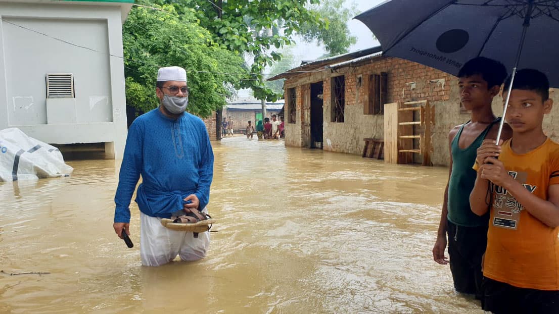 ভারী বর্ষণে লোহাগাড়ায় সড়ক ভেঙে নিম্নাঞ্চল প্লাবিত