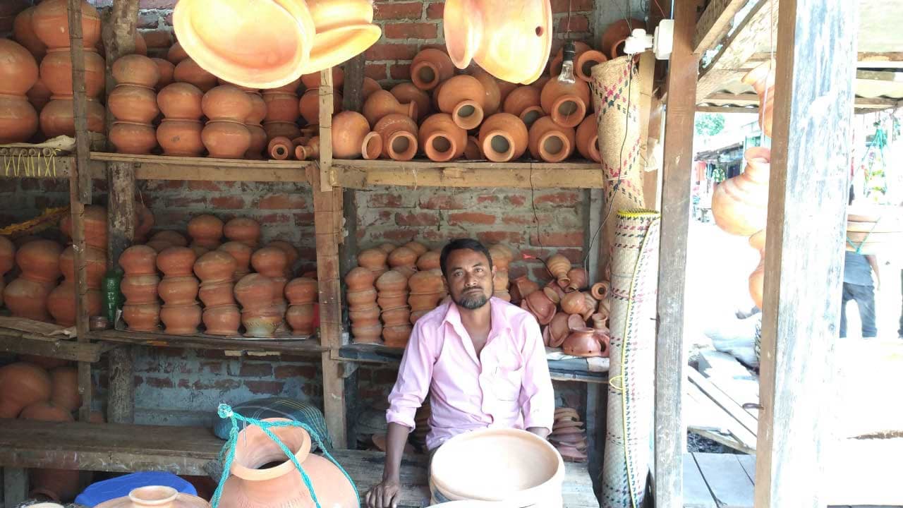 বিক্রি নেই মৃৎশিল্পের দুর্দিনে দোকানিরা